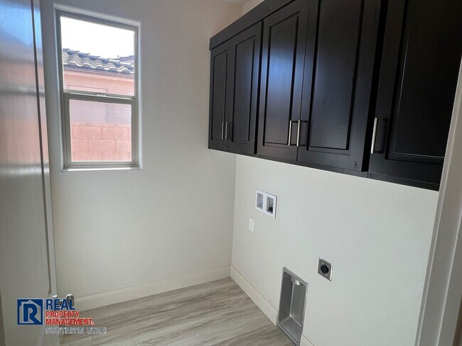 Building Photo - Newer home in Brio