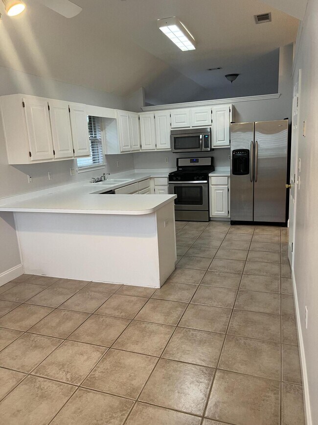 Building Photo - 4204 White Tail Cir