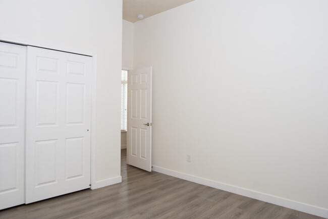 Building Photo - Incredible upper level 2 story condo
