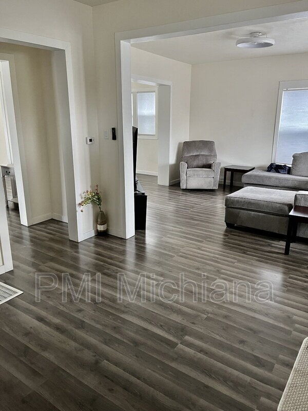 Building Photo - 924 Sherman Ave