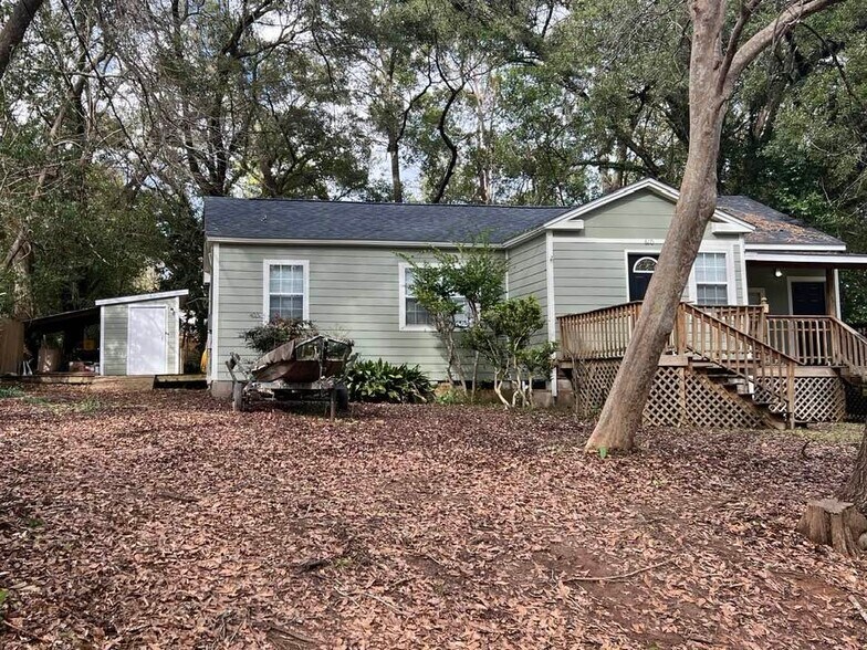 Building Photo - 610 Collins Dr