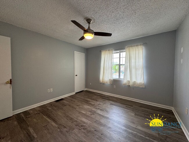 Building Photo - Adorable 2 Bedroom Home Centrally Located ...