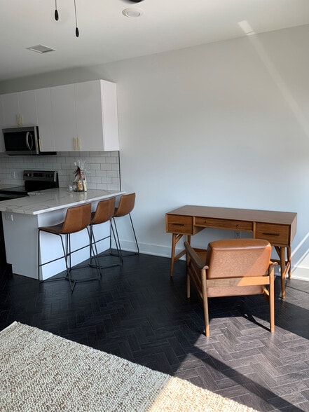 Interior Photo - BROADWAY 385