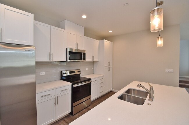 Building Photo - $4,290 / 4 BR - STUNNING NEWER MODEL TOWN HOME IN CENTRAL FREMONT