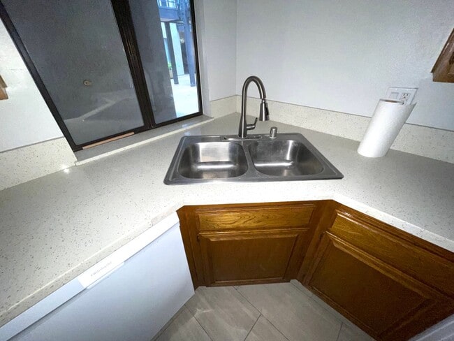 Building Photo - $2750 LARGE 2 BEDROOM CONDO NEAR 4TH ST. W/ PARKING