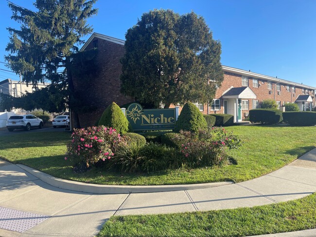 Quiet Residential Street - The Niche at 7th Street Gardens