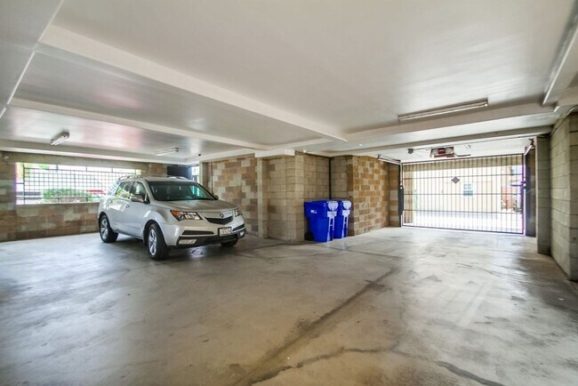 Building Photo - Furnished/ Unfurnished Beach Rental- 2 Master Suites - Roof Top Deck- Gated parking