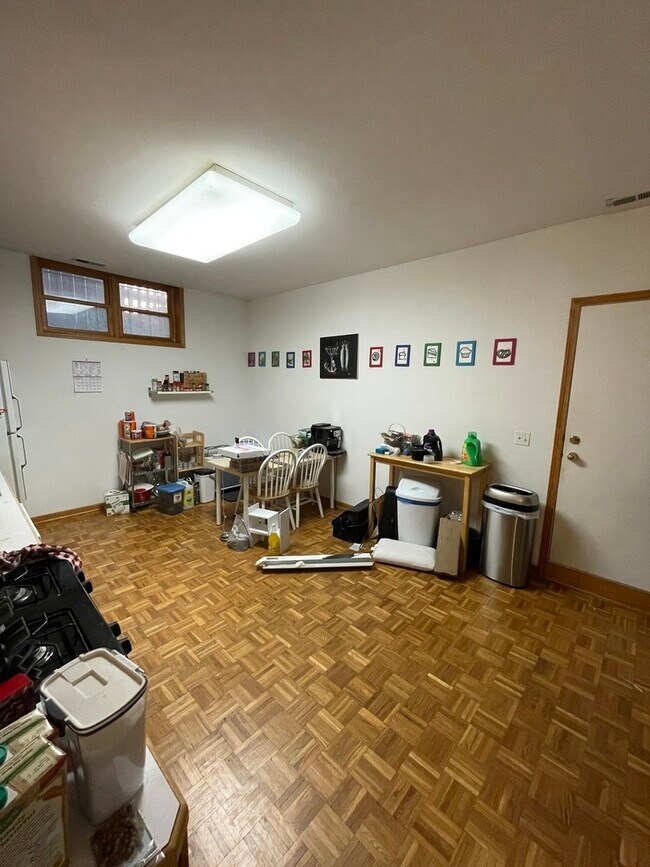 Building Photo - 4233 N Kenmore Ave