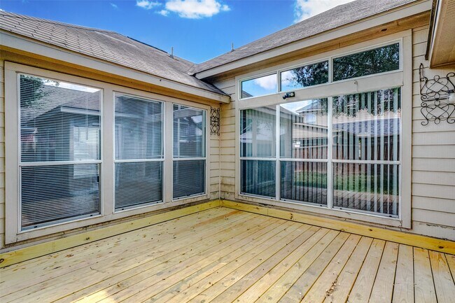 Building Photo - 15806 Land View Dr