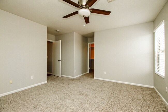 Building Photo - 5338 E Florian Ave