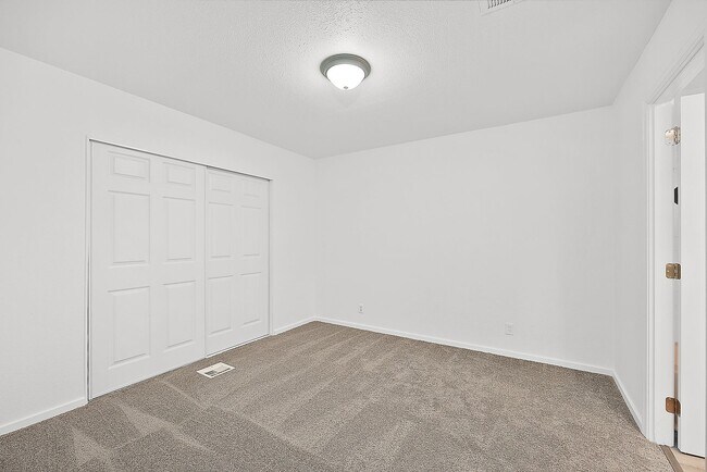 Building Photo - Updated 3-Bedroom Port Orchard Rambler with Covered Porch