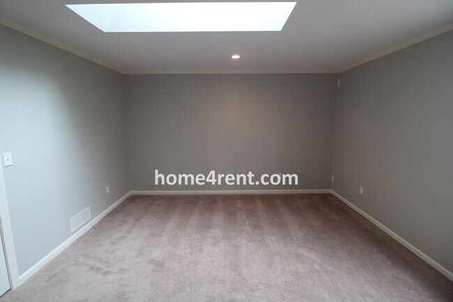 Building Photo - Gorgeous Lake Home w/ Beautiful Walking Tr...