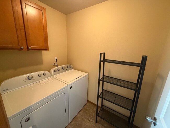 Building Photo - Beautiful 3 bedroom in Spanaway WA - Apply Today!