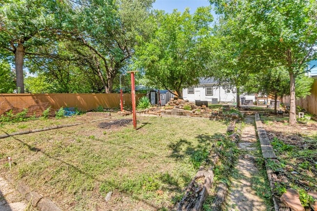 Building Photo - 9625 Larga Dr