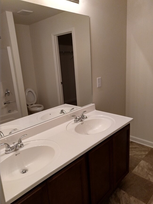 Building Photo - 3 bed/ 2.5 bath!!!