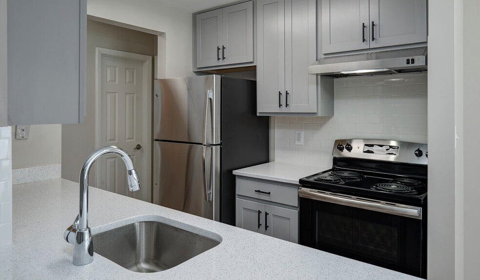 Renovated kitchens with premium finishes are available for upgrade. Ask the leasing team for more details. - Bent Tree Apartments