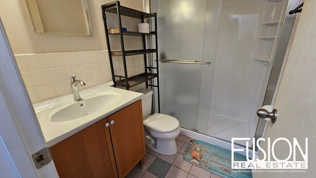 Building Photo - Bright, Updated 2-Bedroom in Prime Burlington Location — Available NOW!