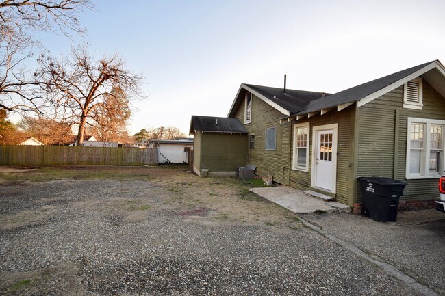 Building Photo - 615 S Vienna St