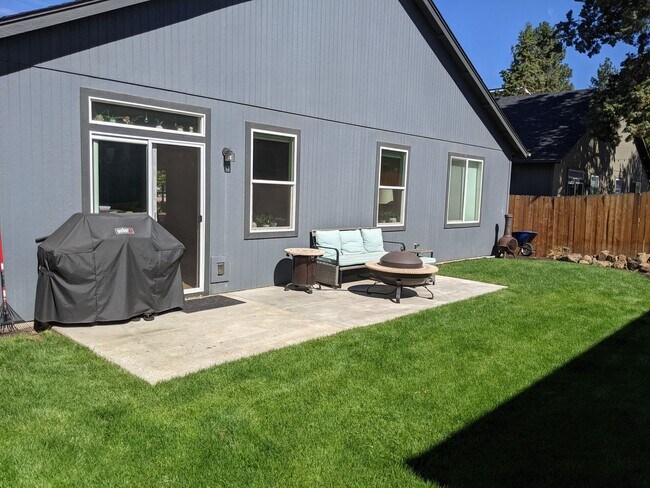 Building Photo - 3 Bed, 2 Bath Single Level Home in SE Bend...