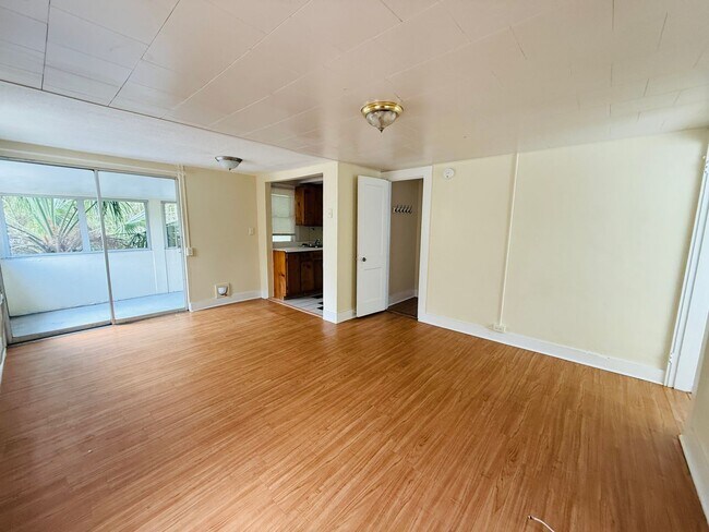 Building Photo - 320 21st Ave S