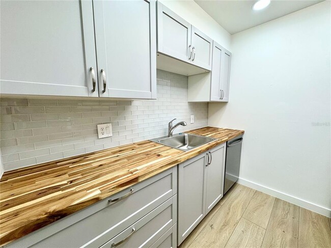 Building Photo - 9205 Tudor Dr