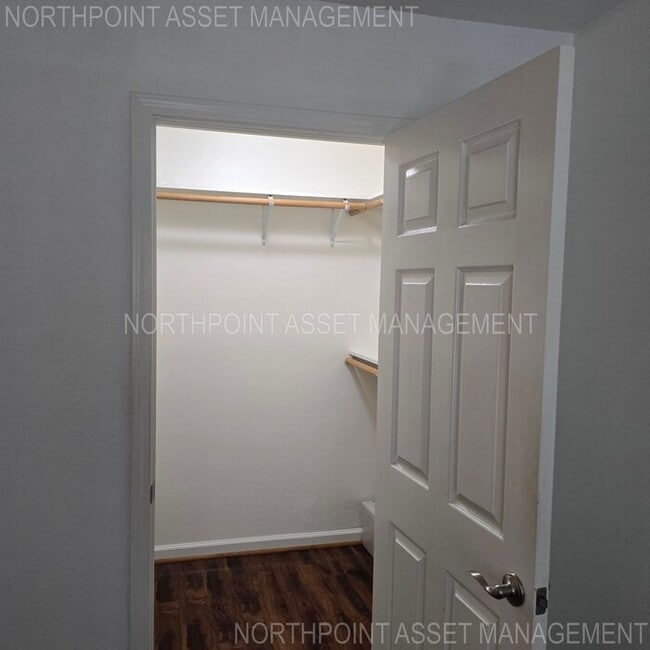 Building Photo - Welcome to this charming 1-bedroom, 1-bath...