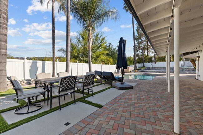 Building Photo - UPGRADED SOUTH OF THE BOULEVARD HOME WITH HUGE BACKYARD!