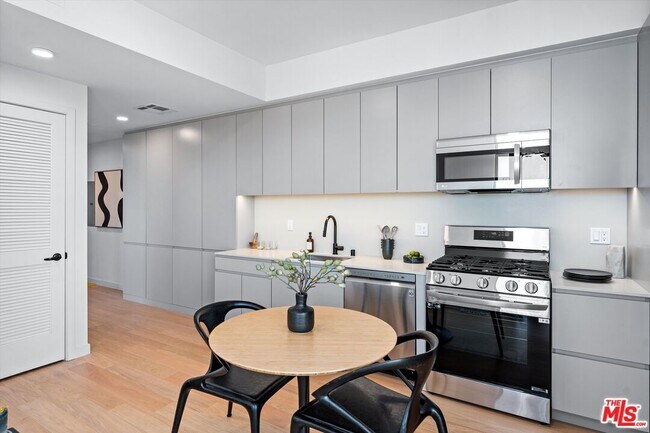 Building Photo - 904 S New Hampshire Ave