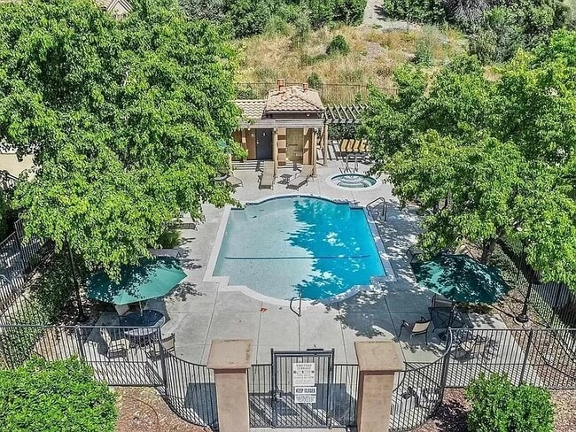Building Photo - 10 Meritage Common