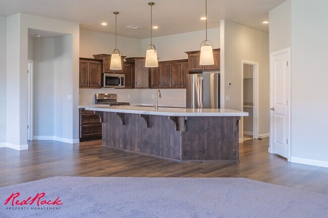 Building Photo - Stunning 4 Bedroom Home with Gorgeous Back...