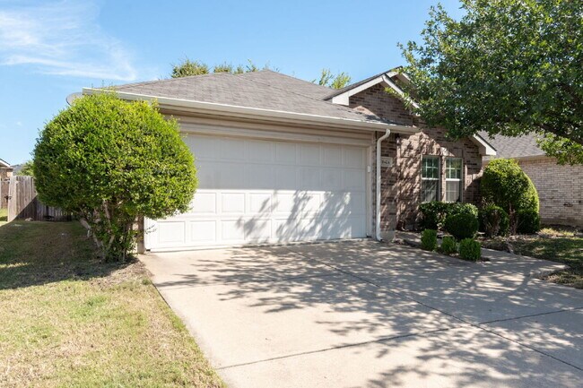 Building Photo - "Beautiful 3-Bedroom, 2-Bath Home with Ope...