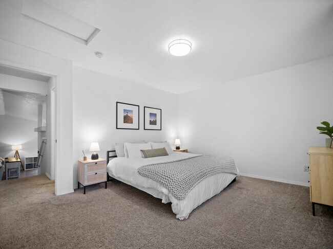 Building Photo - Bright & Comfortable 3 Bedroom Home (Furnished)