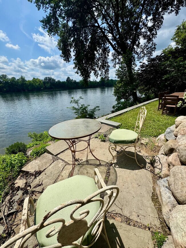 Building Photo - 54 River Dr