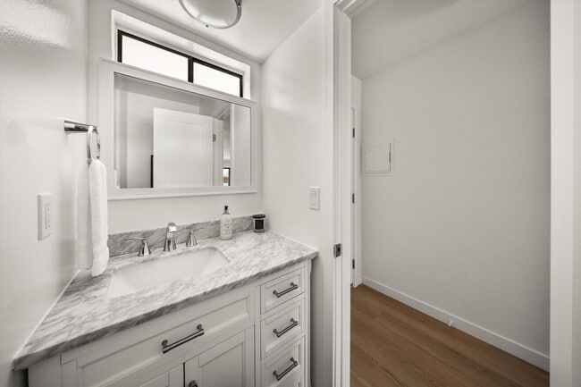 Building Photo - The Highlands 2 bdrm Condo