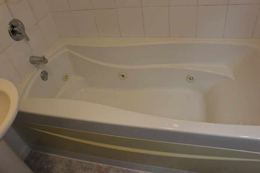 Bath tub with whirlpool jets - 6703 35th Ave