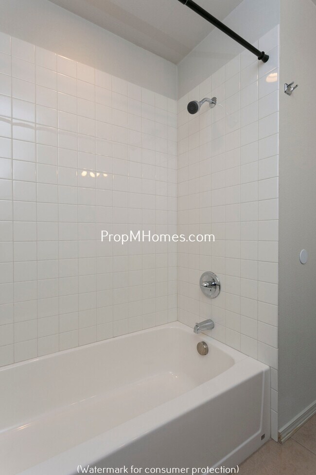 Building Photo - 15535 NE Glisan St