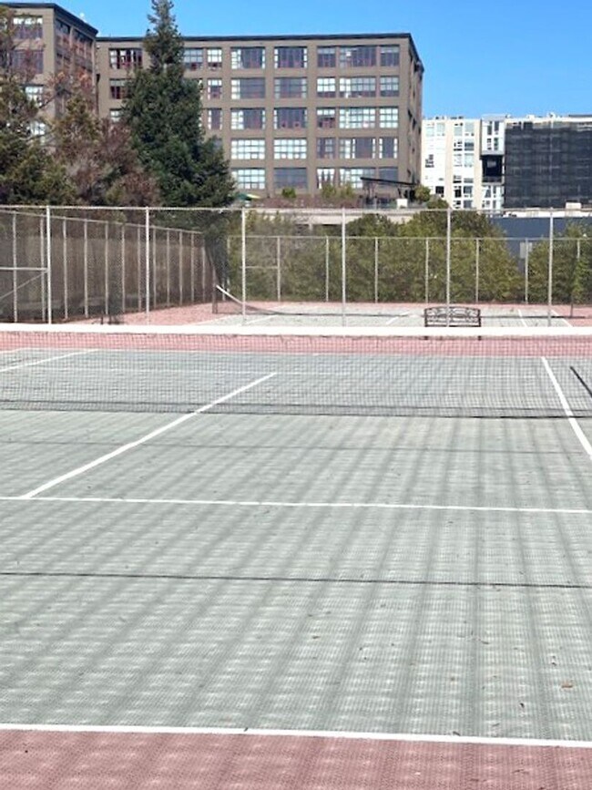 Building Photo - BEAUTIFUL TOP FLOOR  1 BED 1 BATH CONDO W/...