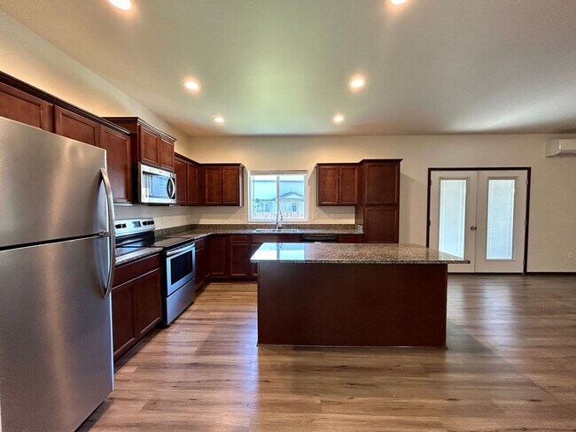 Building Photo - Beautiful Home with Quartz Countertops!