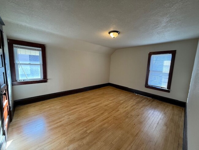 Building Photo - West Allis 3 bedroom 1.5 bath large 2 car ...