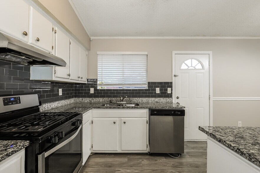 Building Photo - 8450 N Pond Dr