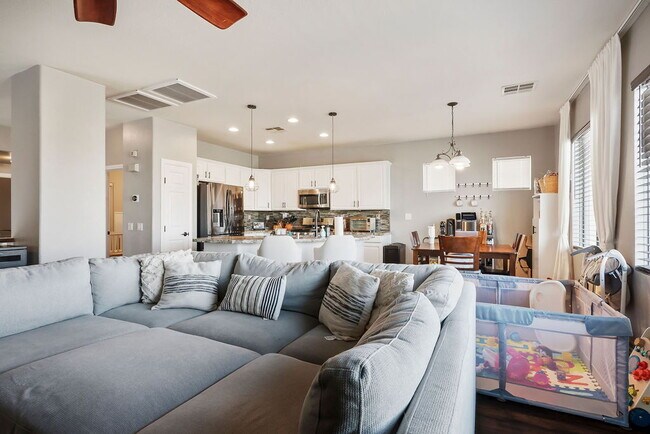 Building Photo - "Spacious 4-Bed Oasis with Outdoor Kitchen & Hardwood Elegance in North Las Vegas!"