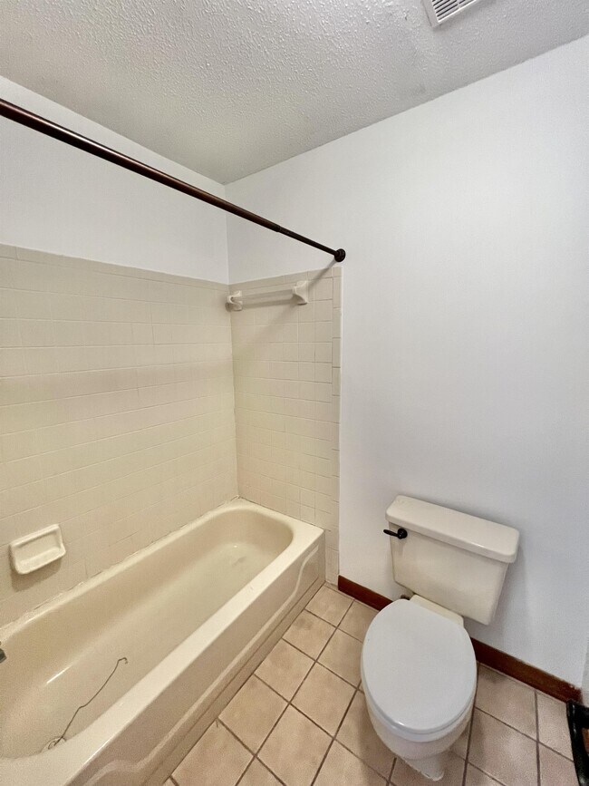 Building Photo - 413 Primrose Cir