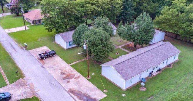 Building Photo - 605 College St