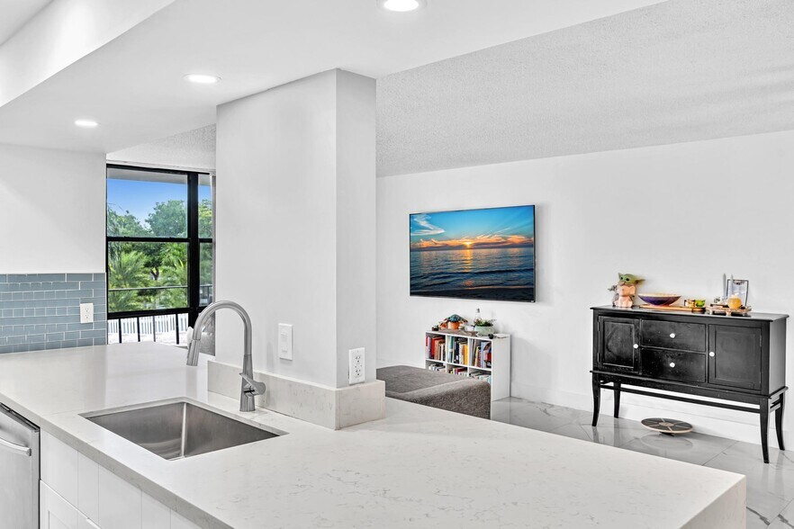 Building Photo - 1000 Parkview Dr