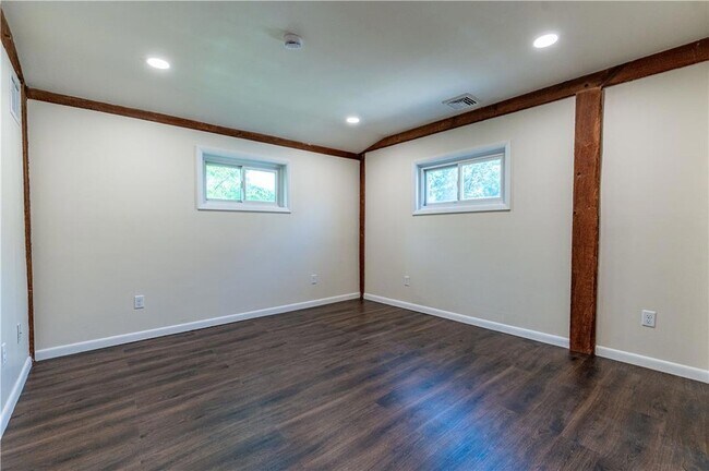 Building Photo - 6350 Robin Ln