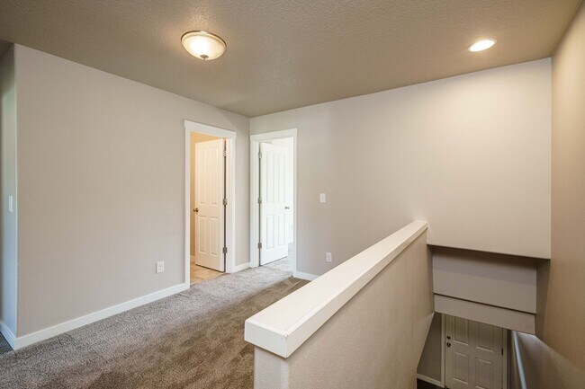 Building Photo - Easy I-205 Access - 3 Bedroom 2.5 Bath Townhouse