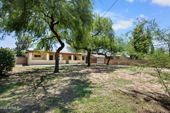 Building Photo - 5742 N 12th Pl