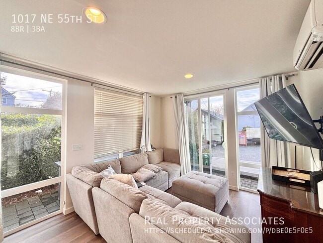 Building Photo - 1017 NE 55th St