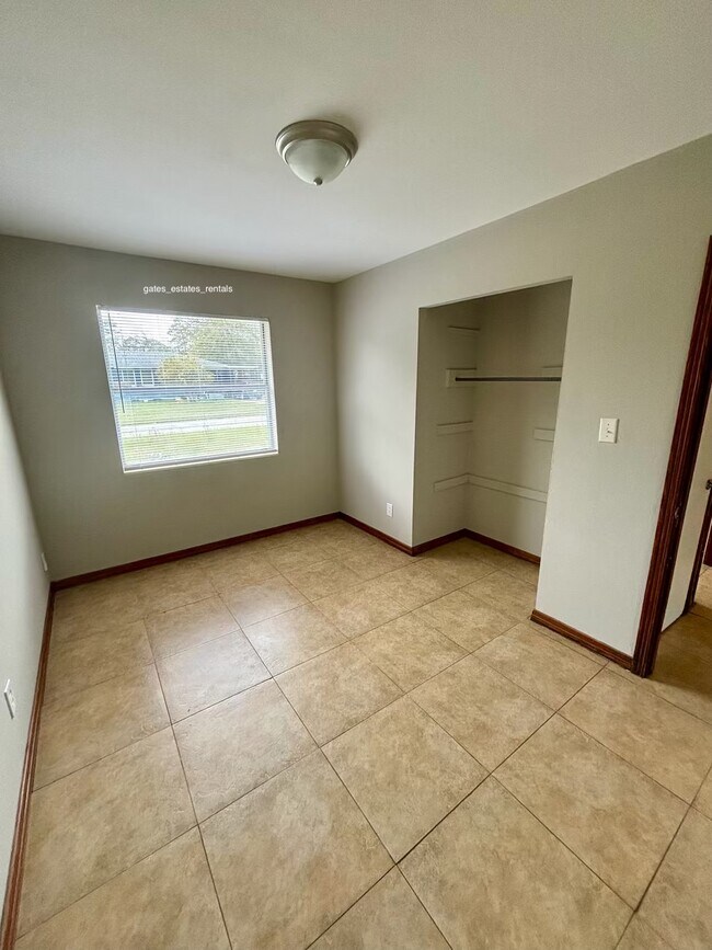 Building Photo - 10235 Elmhurst Dr