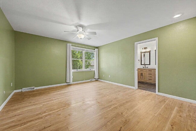 Building Photo - "Spacious 4-Bedroom Oasis with 4 Full Baths in Prime Englewood Location – 3306 Sq. Ft. of Comfort...